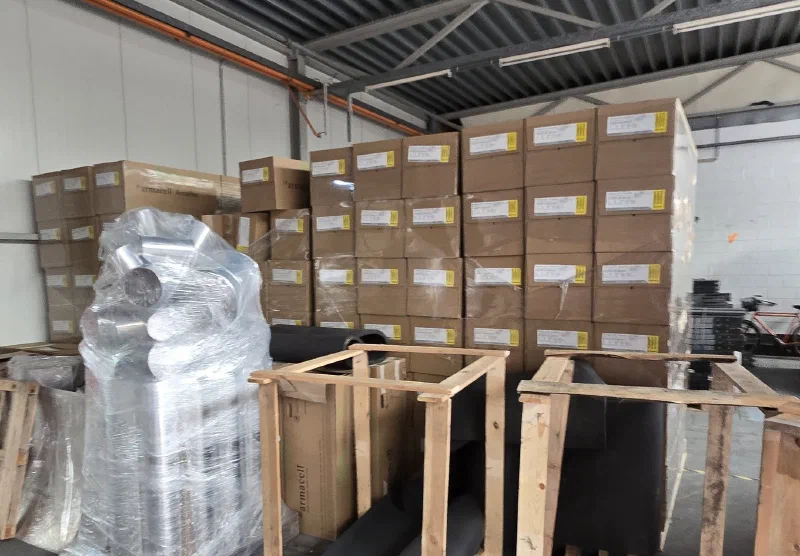 Prefab onderdelen en elastomeer-isolatie