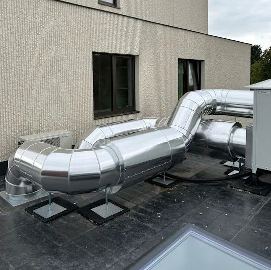 Strak afgewerkte luchtkanalen op het dak